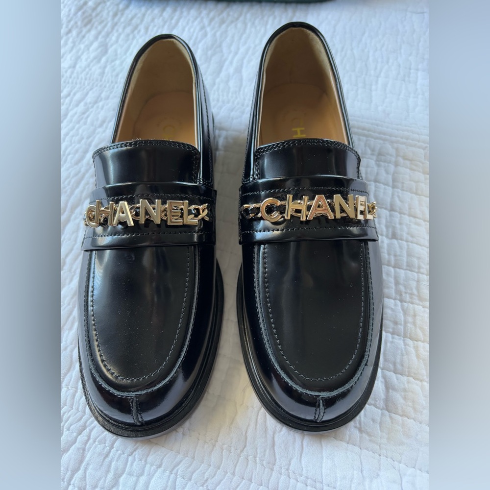 AUTH CHANEL BLACK PATENT LOAFER GOLD CHAIN SZ “37C”